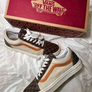 Vans Men’s Old Skool Low-Top Sneakers (Men’s 8.5/ Womens 10)